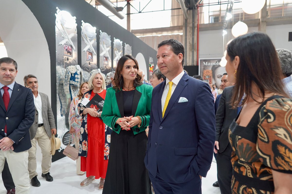 aytodebadajoz's tweet photo. 📸 Esta mañana ha tenido lugar la inauguración de #Ecuextre, la Feria del Toro y el Caballo, que se celebra en #FeriaBadajoz #IFEBA hasta el domingo.

👏 El alcalde Ignacio Gragera ha hecho entrega del reconocimiento al hijo de José Manuel Calvo Bonichón 'Manolo Montoliú', destacado en la exposición de esta edición, 'Toreros de Plata'.
