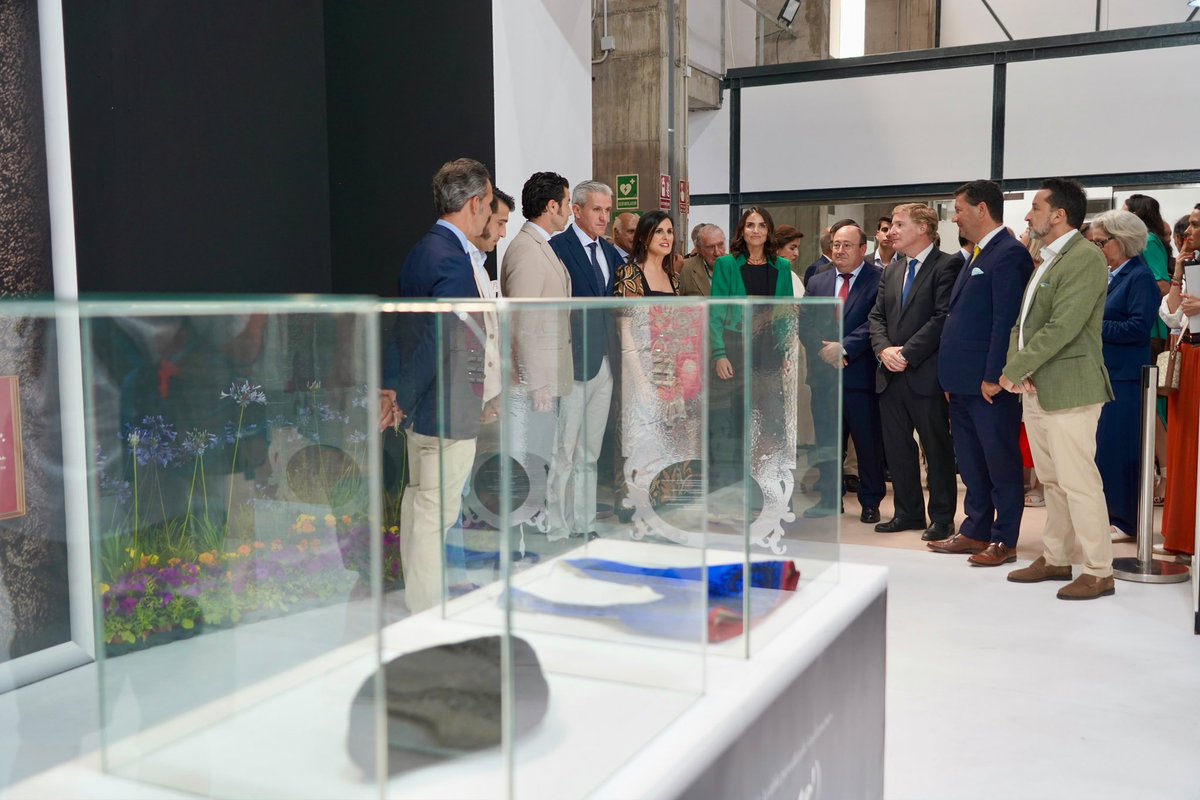 aytodebadajoz's tweet photo. 📸 Esta mañana ha tenido lugar la inauguración de #Ecuextre, la Feria del Toro y el Caballo, que se celebra en #FeriaBadajoz #IFEBA hasta el domingo.

👏 El alcalde Ignacio Gragera ha hecho entrega del reconocimiento al hijo de José Manuel Calvo Bonichón 'Manolo Montoliú', destacado en la exposición de esta edición, 'Toreros de Plata'.