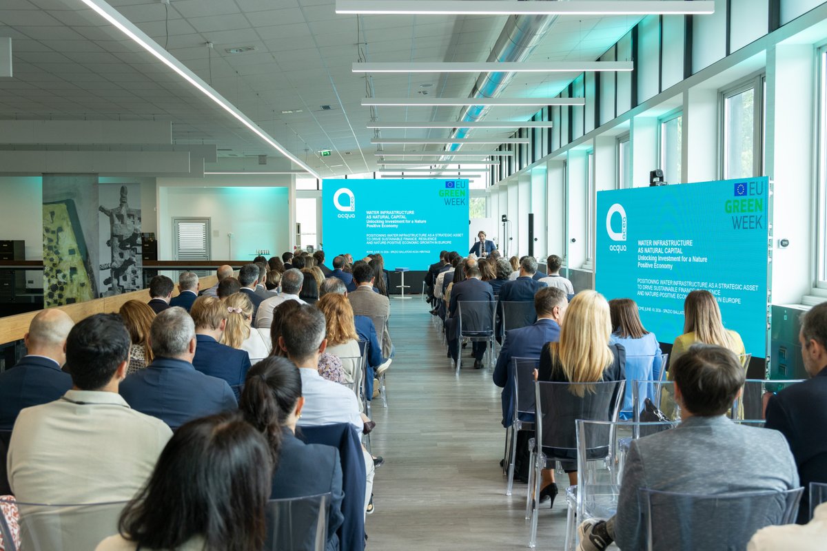 AceaGruppo's tweet photo. “Financing Water Infrastructure as Natural Capital” è il Partner Event organizzato da Acea nell’ambito della EU Green Week 2026, la principale iniziativa della Commissione Europea dedicata alle politiche ambientali.

L’incontro, moderato da Renato Giacon, Responsabile Programmi Europei e Finanza Pubblica di Acea, ha rappresentato un momento significativo, segnando la prima volta in cui Acea e Roma hanno ospitato un evento ufficiale della EU Green Week. Per il 2026, il tema scelto dalla Commissione Europea è “Investing in a nature-positive economy”, che evidenzia come la tutela dell’ambiente sia una leva strategica per competitività, resilienza e sicurezza economica. Ecosistemi sani garantiscono servizi essenziali come acqua pulita, suoli fertili, protezione dalle alluvioni e stabilità climatica.

Il dibattito ha approfondito il ruolo delle infrastrutture idriche come capitale naturale, capaci di generare benefici ambientali, economici e sociali attraverso sicurezza idrica, tutela della biodiversità, riduzione dell’inquinamento e maggiore resilienza dei territori.
Dopo i saluti istituzionali di Acea, il key-note del Professore Alessandro Leto ha introdotto la discussione con rappresentanti di Acea Acqua, Banca Europea per gli Investimenti (BEI), Banca Mondiale, Cassa Depositi e Prestiti e IMDEA Water, su iniziative come Water Forward, la Strategia Europea per la Resilienza Idrica e il Piano Mattei.

Nel suo intervento, Luis Gonzalez, Direttore Generale di Acea Acqua, ha evidenziato le pressioni crescenti sul sistema idrico dovute a cambiamenti climatici, inquinanti emergenti e uso intensivo delle risorse. Ha indicato quattro priorità: rafforzamento delle infrastrutture, reti ridondanti e interconnesse, riduzione delle perdite e digitalizzazione tramite monitoraggio avanzato, digital twin e supporto decisionale. Un approccio che considera l’acqua una risorsa strategica da valorizzare con investimenti e innovazione.
Nelle conclusioni, Marta Antonelli, Responsabile di Acea Water Research & Studies, ha sottolineato che investire nell’acqua significa investire in sicurezza e resilienza dei territori, citando esempi come il raddoppio dell’Acquedotto del Peschiera, il risanamento del Bacino del Sarno e il riuso delle acque di Fregene, che generano valore ambientale, sociale ed economico misurabile.

#Acea #AceaGreenWeek