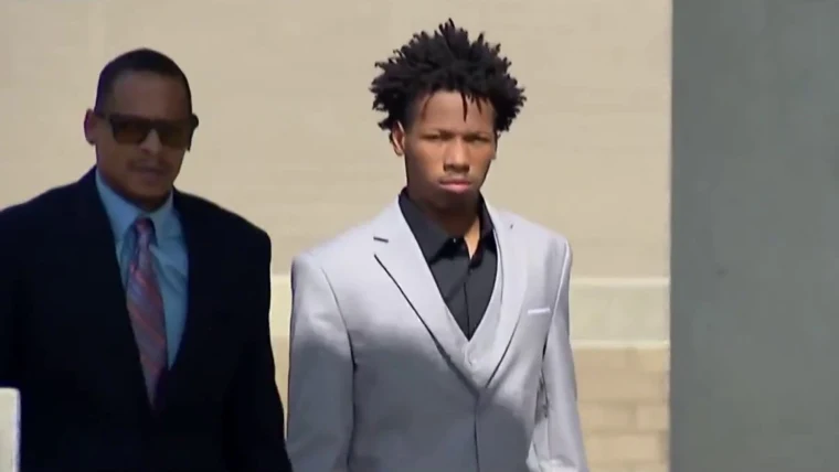 realBrandonGill's tweet photo. If you think the guy on the left should have gone to jail and that the guy on the right should be walking free, you either have no regard for the facts or just have a deep-seeded hatred of white people. https://t.co/kGoaLSOmWz