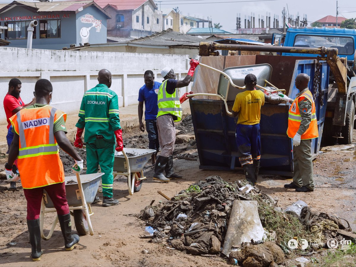 ZoomlionLtd's tweet photo. @ZoomlionLtd in partnership with @NADMOGHANA FeDEMS Group Ltd, @Dredge_masters @GhPoliceService @gnfsofficial and MMDAs, has commenced a 3-day anti-flood clean-up and desilting exercise across Accra. 

#ZoomlionNadmoDeyWork https://t.co/lOkkFrHYj4