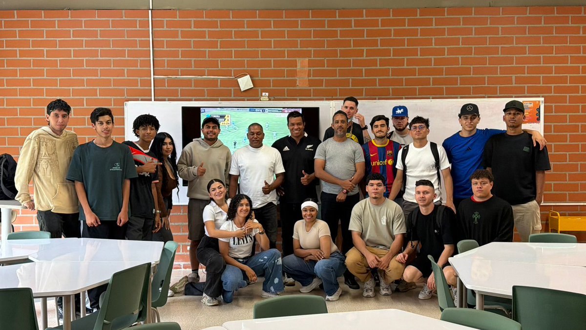 UnacColombia's tweet photo. En la segunda edición de "Cancha Abierta", el Programa de Actividad Física y Deporte de la #UNAC recibió al exfutbolista profesional Ormedis Madera, quien compartió su trayectoria en el fútbol colombiano y los aprendizajes de la vida deportiva. ⚽💙 https://t.co/gkgQibhC5w