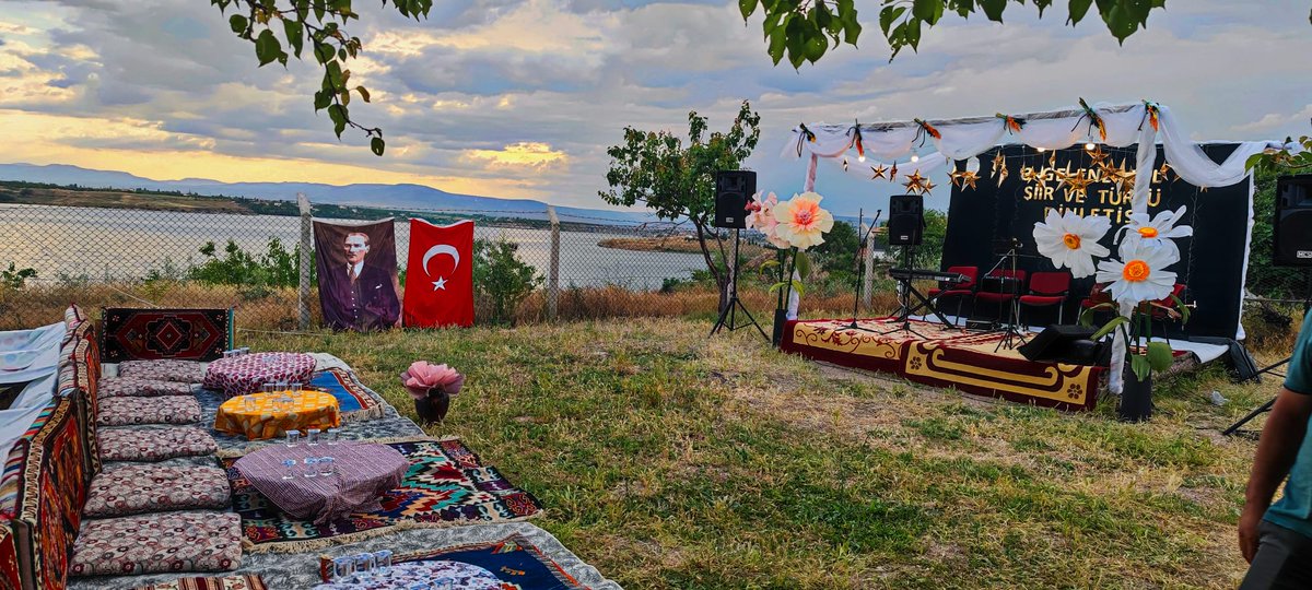 YazIlce's tweet photo. 1) Olumsuz Hava Koşulları Kültür ve Sanat Coşkusuna Engel Olamadı

Müdürlüğümüzce Dilimizin Zenginlikleri Projesi kapsamında düzenlenen 3. Geleneksel Şiir ve Türkü Dinletisi, olumsuz hava koşullarına rağmen yoğun katılımla gerçekleştirildi. + https://t.co/2lUpHzBWsH