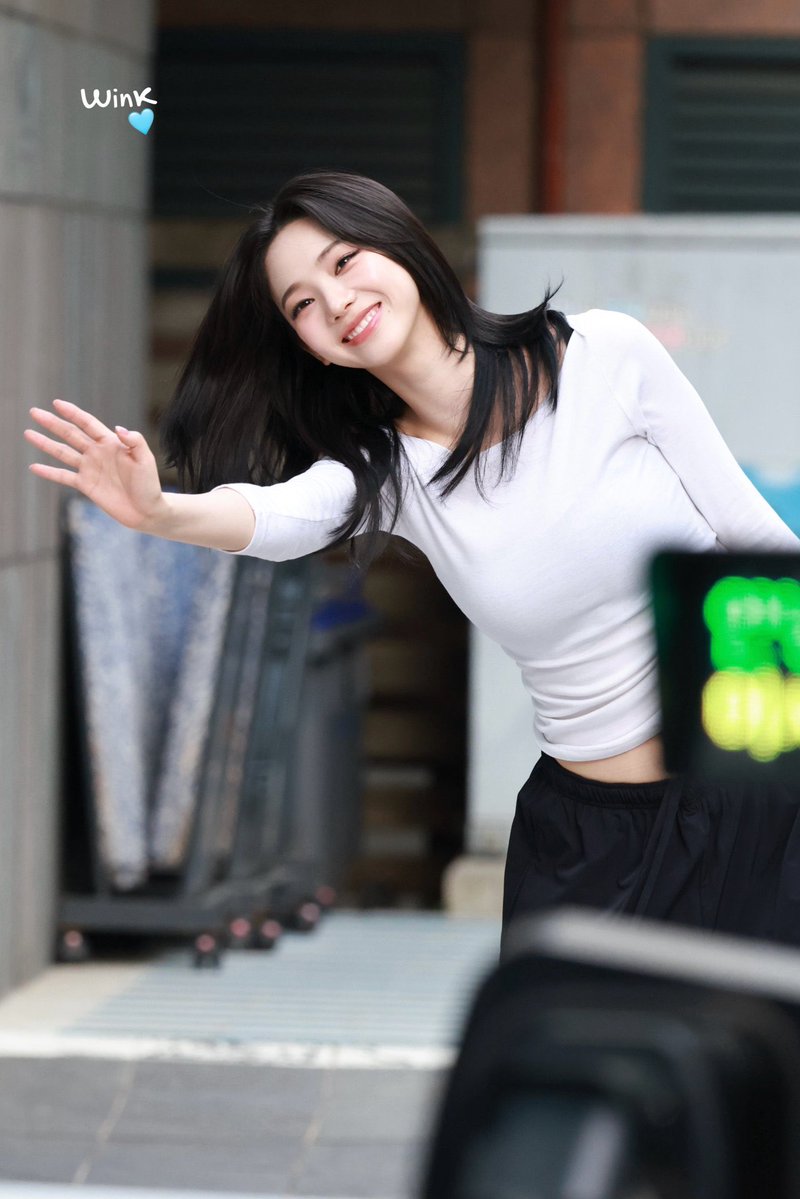 oishicherrychan's tweet photo. 韓国人ってなんでこういうテロテロの薄くて柔らかそうな生地の服よく着てるの❓
私たち日本人ってこういう服着ないし、そもそも売ってなくない❓（2回目） https://t.co/LChRxdd5PG