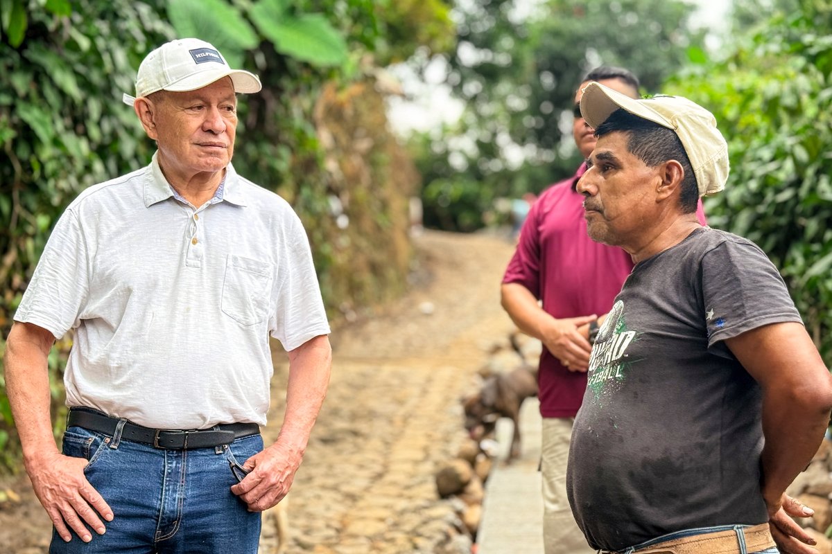 _ContrerasLuis's tweet photo. #Fiscalizacion
Atendiendo la solicitud de los vecinos del caserío 11 de Julio, #Malacatán, se ejecutan los trabajos de mejoramiento en el camino principal. Debido a las fuertes pendientes de la calle, se están construyendo carrileras mixtas de concreto para garantizar una circulación vial más segura. Esta obra es el resultado de un esfuerzo conjunto con el alcalde municipal #MynorLópez, enfocado en el beneficio y desarrollo de la comunidad.
#DiputadoLuisContreras #JuntosFiscalizamos #SanMarcos #GestionYDesarrollo #CongresoDeLaRepublica #TransparenciaLegislativa