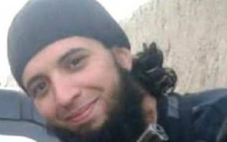 PoliceRealites's tweet photo. 🚨 Recruteur pour Daesh, condamné à 22 ans de prison, Mourad Farès vient d’être déchu de la nationalité française par décret officiel. 

Un homme au cœur de plusieurs grandes affaires jihadistes jugées à Paris. 

Enfin une bonne décision, non ?

(L’article complet dans le premier commentaire)