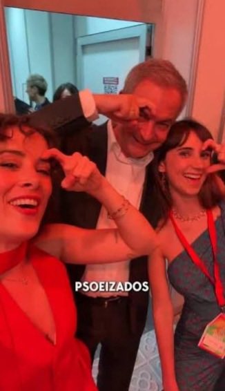 FloresJuberias's tweet photo. Vd. no tuvo el más mínimo embarazo en rescatar el mio de muchos, muchos, muchos años antes, y en manipularlo a su antojo, escondiendo lo que le incomodaba y magnificando lo que le convenía.

Pero si: estudiar, trabajar, y formarse, constituye un currículum dignísimo del que Vd. hace bien en sentirse muy orgullosa. Lo que debería darle vergüenza es lo que hace hoy. 

Piénselo. Aún está a tiempo de volver a ser una comunicadora seria y no un peón  al servicio del aparato mediático del sanchismo que se (mal)gana la vida haciendo el payaso por la calle, micro en mano. 

Cuando Sánchez sea pasado y Zapatero entre en prisión, a Vd. aún le quedarán cuarenta años de vida profesional por delante. Párese un momento a pensar, cuál de estas dos instantáneas le será de más ayuda para ganarse la vida dignamente.
