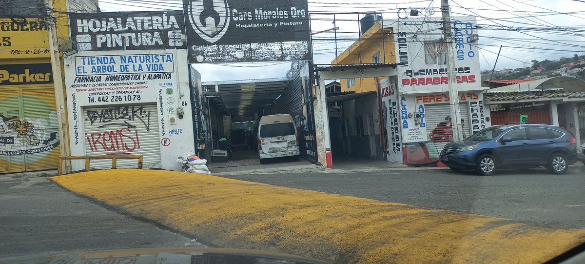 queretana70's tweet photo. Tantas dependencias juntas, con tantos "expertos, para qué sus "mejoras" sean poner topes para desviar los escurrimientos ???

Aparte de todo afectando a los ppeatones 🤬🤬🤬 https://t.co/PSxqjPIaCV