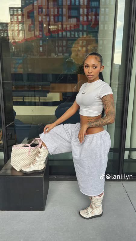 juliethardt's tweet photo. The baggy sweats outfits are so 🤭🎀✨ https://t.co/1UwKzWeIQE