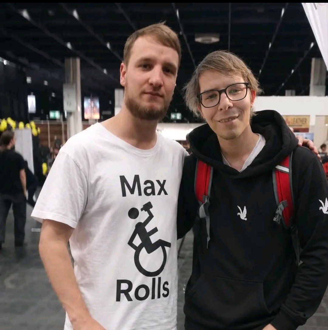 Max_Rolls's tweet photo. heute fan getroffen ✌️ https://t.co/bSi6E9YFr3