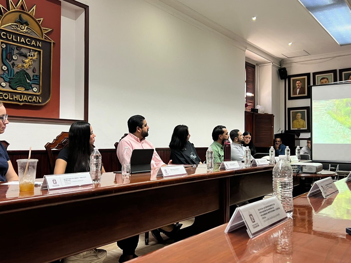 Bety_Olivares's tweet photo. La semana la arrancamos reuniéndonos con la Presidenta Municipal de Culiacán, #Sinaloa Ana Miriam Ramos Villareal; pudimos conversar y coordinar esfuerzos para arrancar los trabajos de las #JornadasDePaz 

En unidad construimos comunidad y reconstruimos el tejido social para sembrar paz.

#HumanismoMexicano
#PrimeroLosPobres 🇲🇽❤️