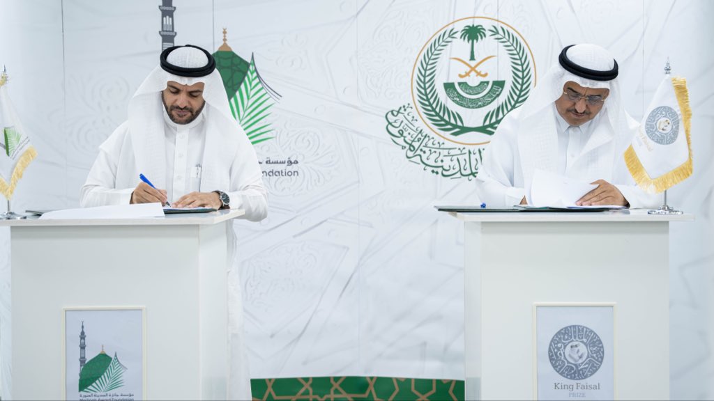 imarat_almadina's tweet photo. مؤسسة #جائزة_المدينة_المنورة وجائزة الملك فيصل توقّعان مذكرة تفاهم لتعزيز التعاون في مجالات التميز والابتكار، بحضور الأمين العام لمؤسسة جائزة المدينة المنورة المهندس محمد عباس، والأمين العام لجائزة الملك فيصل الدكتور عبدالعزيز السبيّل. https://t.co/jOEXNjWGV2