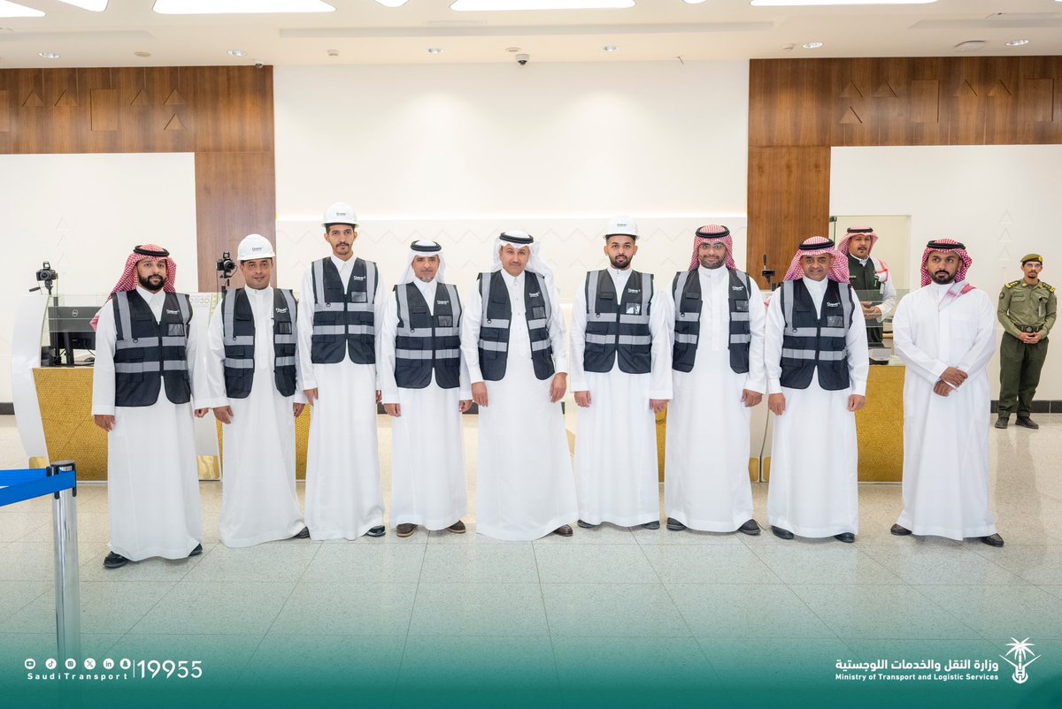 SaudiTransport's tweet photo. معالي وزير النقل والخدمات اللوجستية @SalehAlJasser يتفقد مشروع إعادة تأهيل صالة السفر الدولية بمطار الأمير نايف بن عبدالعزيز الدولي بالقصيم، حيث اطلع معاليه على مستجدات التنفيذ ومتابعة وتيرة الإنجاز.

#مسارات_تربطنا_بالمستقبل
#وزارة_النقل_والخدمات_اللوجستية https://t.co/2BGQ6ivIcm