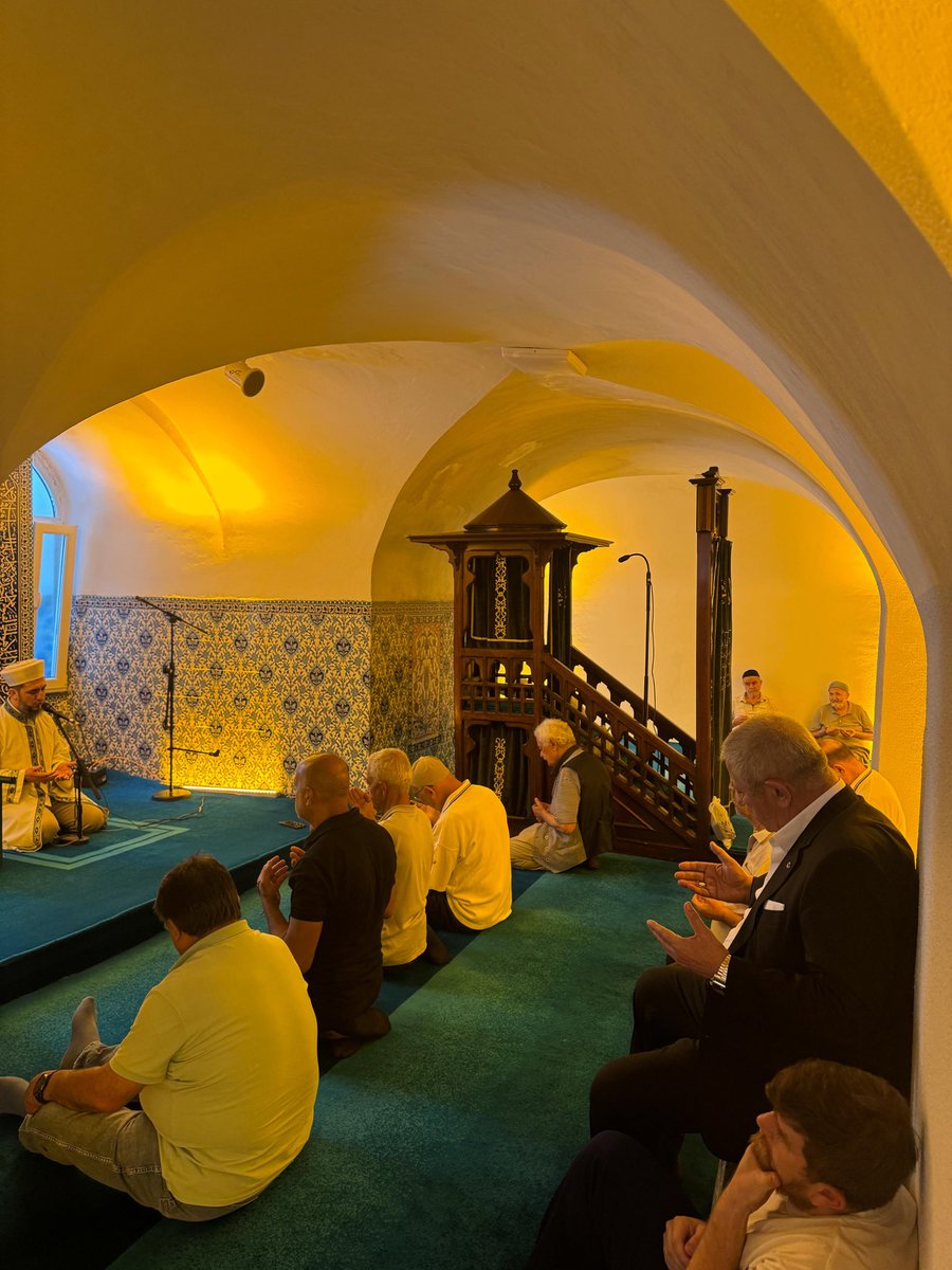 mehmetsaritc's tweet photo. Kıymetli kızım Hilal’imin ikinci sene-i devriyesinde, Karaköy Yeraltı Camii’nin kıymetli imamı Ahmet hocamızın önderliğinde hatm-i şerifler ve mevlid-i şerif programını icra ettik. 1000 kişilik hayır lokması dağıtarak canım kızımın ruhuna Fatiha’lar ve dualar gönderdik.

Kızıma…

Bugün dualar, hatimler gönderdim sana. Sımsıkı sarıldın bana; bilemezsin ne kadar özlemişim seni.

Sanki sen de özlemişsin, bekliyordun beni. Ne kadar severmişim seni…

“Ah” dedikçe yüreğim yanıyor. Bil ki baban her an seni anar, her nefesinde seni yaşar.

Rabbim yapılan hayırları kabul eylesin. Mekânını cennet, makamını âli eylesin güzel kızım.