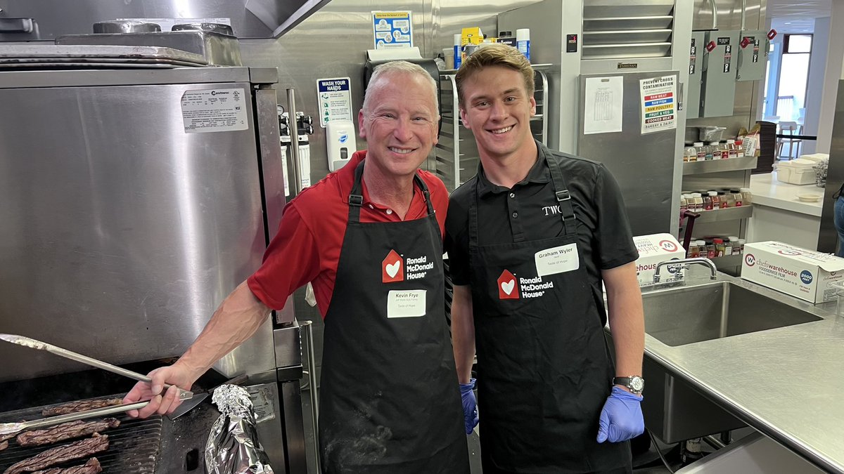 KevinFrye1's tweet photo. Serving lunch at Ronald McDonald House, and then supporting Sara in the 10 coney challenge in 10 minutes to raise money for Alyssa Hill children fund - tune in to 700 WLW at 2:35 @jeffwyler @DavidWyler @SaraElyse128 @ROCKYBOIMAN50 https://t.co/wytVu3A66Y
