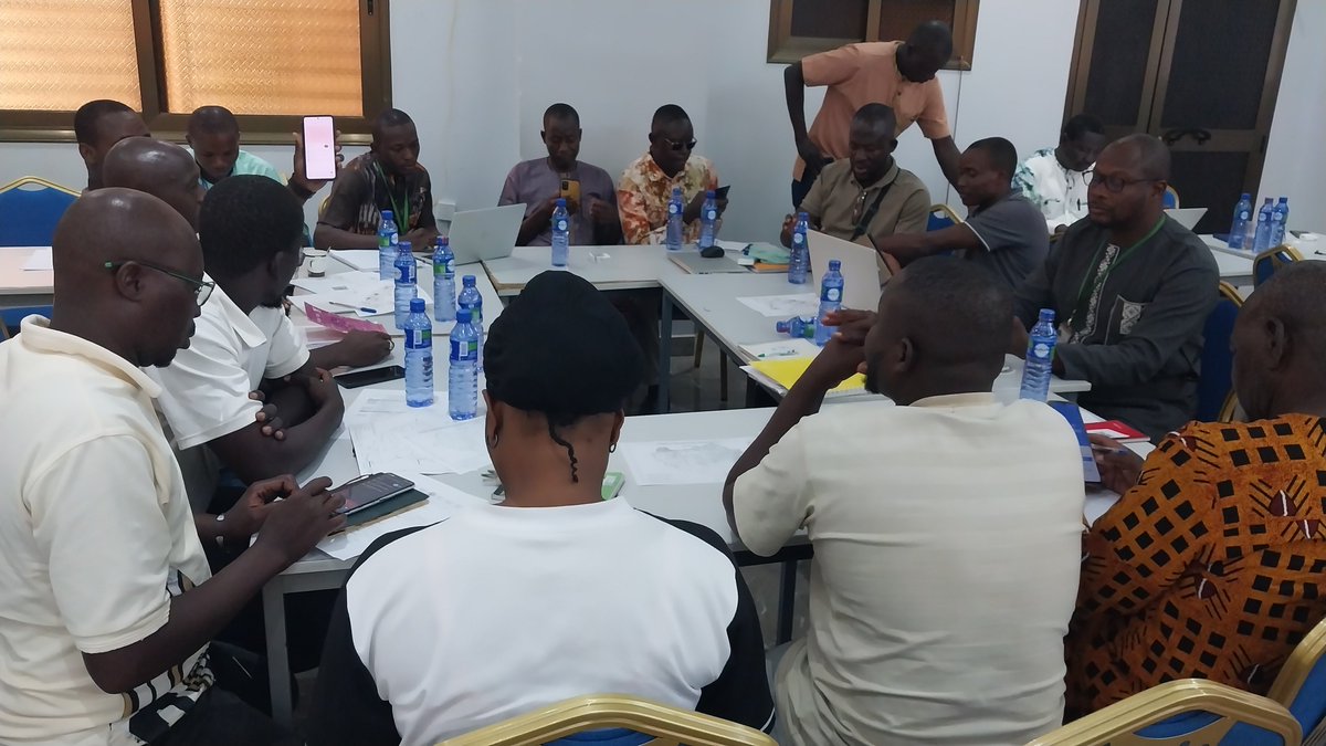 FAOBurkinaFaso's tweet photo. #SURAGGWA ✅ | Clôture de l’atelier d’identification des sites d’intervention dans les Koulsé
Pendant trois jours, les acteurs locaux et partenaires se sont mobilisés à travers des sessions de travail de groupe, en vue d’une validation concertée de l’analyse cartographique des zones dégradées et une sélection inclusive et durable des zones à restaurer 🌿.
🤝 En collaboration avec la Coordination Nationale de la Grande Muraille Verte #CN_GMV et l’Autorité Nationale Désignée du Fonds Vert pour le Climat #AND_FVC, cette dynamique ouvre la voie à des actions concrètes visant à renforcer la résilience climatique.
Prochaine étape : l’équipe nationale procédera à la compilation des différentes recommandations issues de l’atelier afin de passer à la reconnaissance physique des sites convenus et à la collecte de données sur les sites pour une situation de référence.
#SURAGGWA (Scaling-Up Resilience in Africa’s Great Green Wall) est un programme régional financé par le Fonds vert pour le climat (FVC) et mis en œuvre par la FAO, visant à renforcer la résilience des systèmes agricoles dans 8 pays, dont le Burkina Faso. #SURAGGWA #Climat #Résilience #FAO #FVC