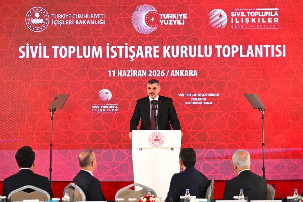 icisleriSTi's tweet photo. Bakanımız Sn. Mustafa Çiftçi’nin başkanlığında kamu kurum ve kuruluşları temsilcileri, üniversite temsilcileri ve sivil toplum kuruluşu temsilcilerinin katılımıyla “Türkiye Yüzyılında Sivil Toplum” gündemi ile Sivil Toplum İstişare Kurulu Toplantısı gerçekleştirildi. 

Toplantıda, kurul üyelerinin sivil toplum alanı ve sektörün geleceğine yönelik görüş, öneri ve talepleri katılımcı bir anlayışla dinlenerek karşılıklı istişarelerle kapsamlı bir şekilde ele alındı.