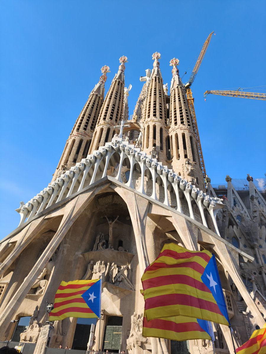 Elisabettwit's tweet photo. Doncs avui si que ha quedat ben beneïda! 
#SagradaFamília https://t.co/jKn31gzqfh