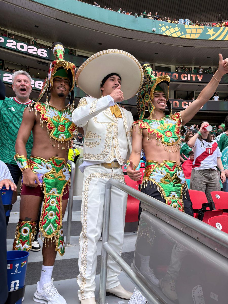 🇲🇽⚽ ¡El puro estilo mexicano en las gradas! Aficionados vestidos de ...