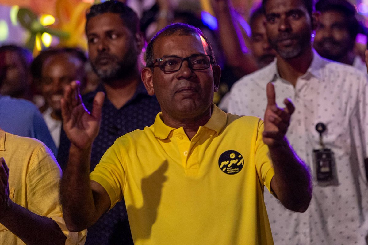 sunbrk's tweet photo. MDP Chairperson inthikhaabuge campaign ninmumah kureege Raees Mohamed Nasheed kuriah gendhevi bodu hingaalumah, emanikufaanuge supporterun nikume maguthah furaalaifi. Foarigadha lavathakaa eku, hingaalun kuriah dhiyairu, baiverin govamun dhiyaee "Anni" hovan jehey kamah. 

Sun Photo: Mohamed Shathiu Abdullah
Thafseel: https://t.co/dbGy9jbDTe
Follow us: 
Viber: https://t.co/5DJFr2vDa0
Telegram: https://t.co/QRTHLdfrR7
#sunonline #seemv #news #sunonlineheadlines #latestnews #dhivehinews #maldivesnews