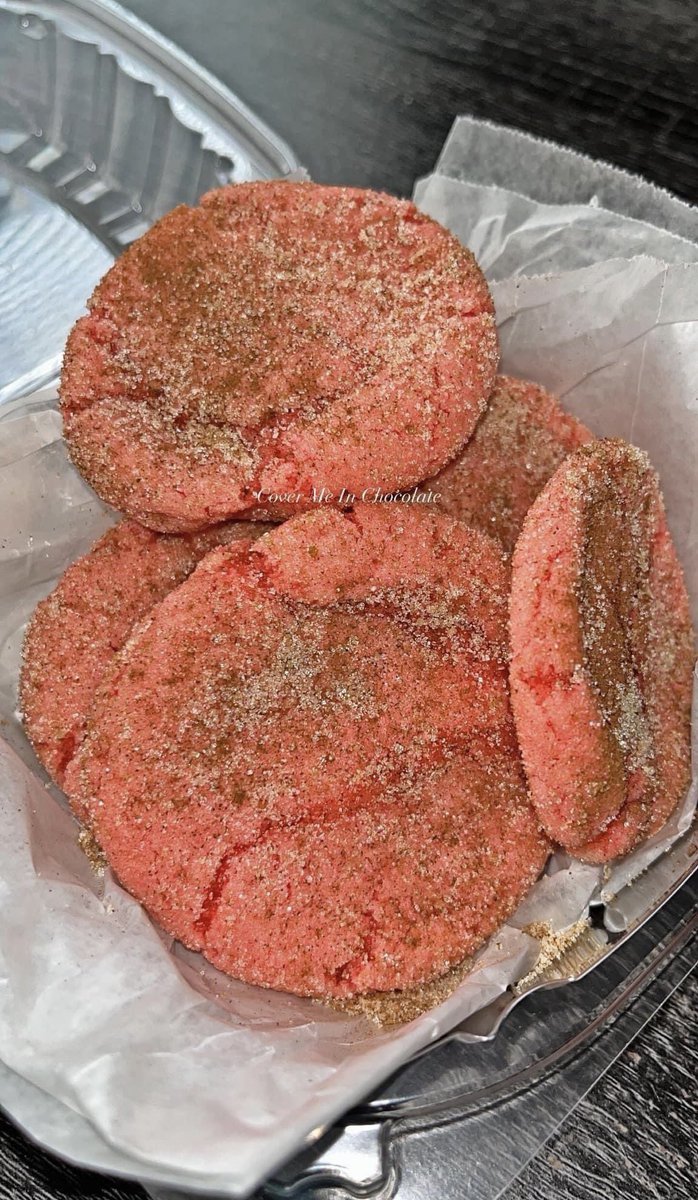 ReddCinema's tweet photo. Would y’all eat one of these strawberry snickerdoodle cookies? 👀 https://t.co/17vtbkBERP
