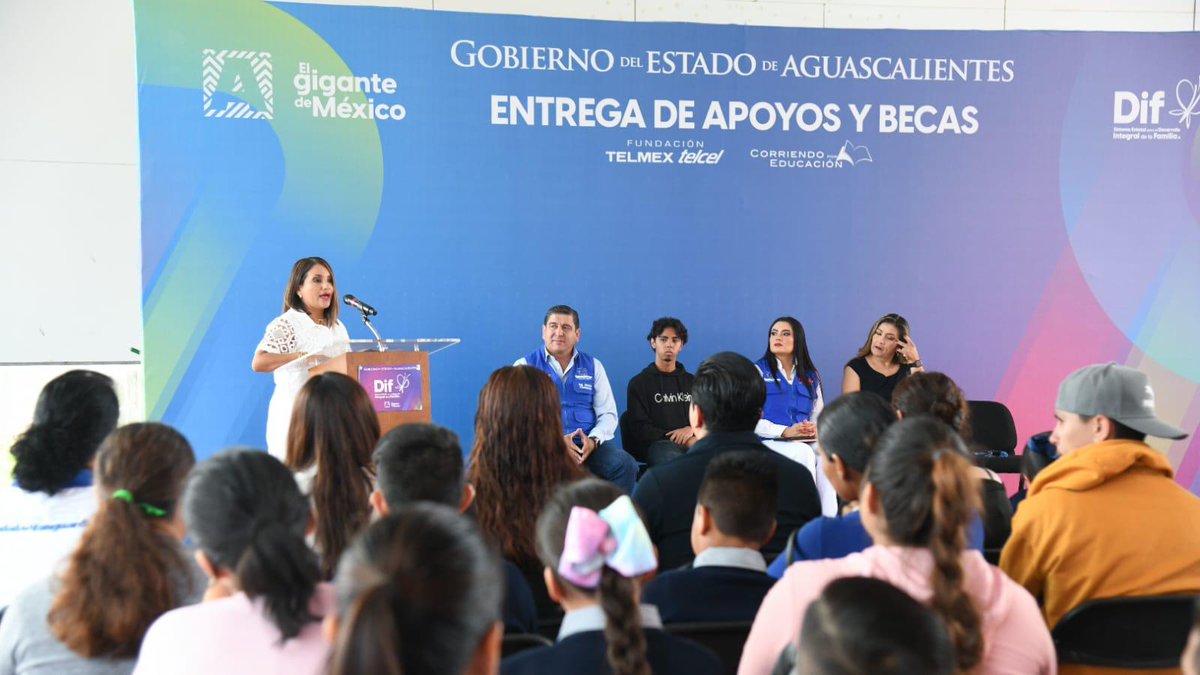 DIFAgs's tweet photo. La presidenta del DIF Estatal y primera voluntaria, Aurora Jiménez Esquivel, encabezó la entrega de apoyos de movilidad, bicicletas, becas y equipos de cómputo, la cual se hizo en conjunto con la Fundación Telmex-Telcel. https://t.co/Jmww4JbKfJ