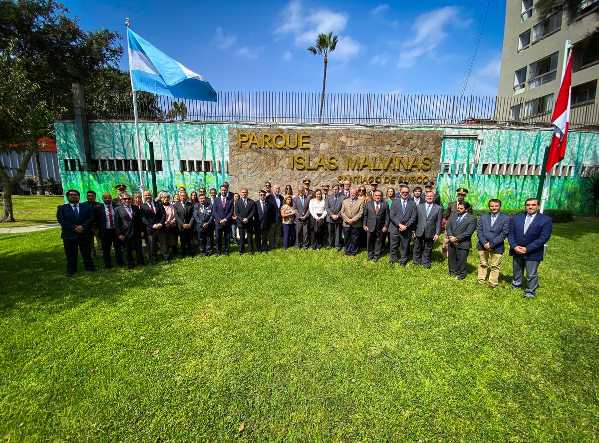 Carlos_Bruce's tweet photo. 🇵🇪🇦🇷 Vecinos, participé en la ceremonia por el Día de la Afirmación de los Derechos Argentinos sobre las Islas Malvinas, realizada en nuestro Parque Islas Malvinas, reafirmando los valores de amistad, respeto y cooperación que unen a nuestros pueblos.

Fue un honor compartir este acto junto a Samuel Ortiz Basualdo, embajador de la República Argentina. 🤝

#SurcoEstáMejorYSeNota #CarlosBruce #TechitoBruce