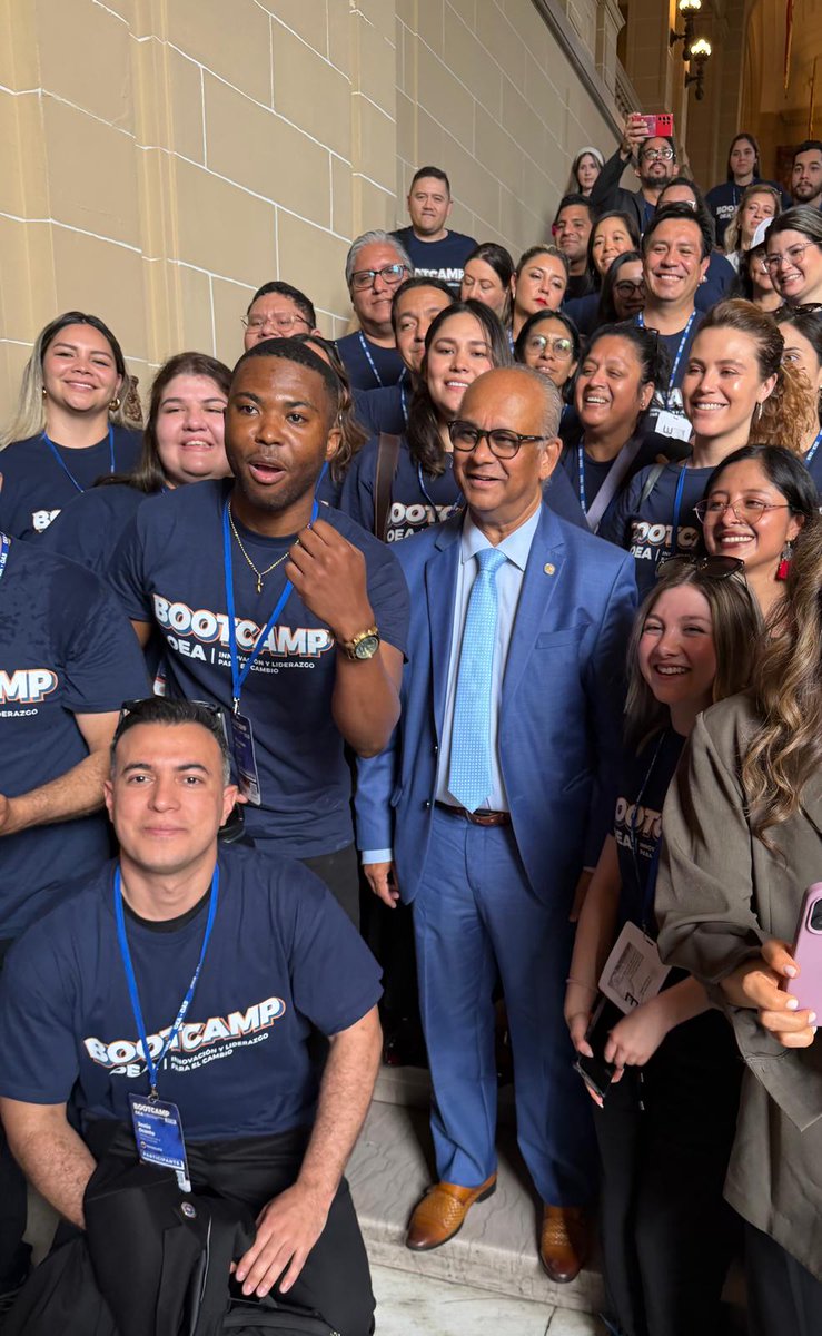 SG_OEA_OAS's tweet photo. Hoy compartimos en la Casa de las Américas con los participantes de la primera edición del #BootcampOEA, personas de toda la región comprometidas con los valores del multilateralismo y la democracia.

En un entorno en que las sociedades enfrentan nuevos retos, formar nuevos liderazgos es fundamental para construir democracias más sólidas y resilientes. Los desafíos actuales exigen capacidades renovadas para dialogar, negociar y colaborar entre gobiernos, sector privado y sociedad civil.

En este camino, el papel de la ciudadanía es esencial: son actores clave para impulsar nuevas formas de cooperación, innovación abierta y construcción de consensos que permitan responder a demandas sociales cada vez más exigentes.

Desde la Organización de los Estados Americanos, a través de la @EscuelaOEA, reafirmamos la importancia de fortalecer habilidades para crear alianzas, gestionar crisis e influir en decisiones públicas con responsabilidad y visión colectiva. 

Les deseo una provechosa formación y una estancia enriquecedora en la #OEA. Su liderazgo será determinante para el futuro democrático de las Américas.