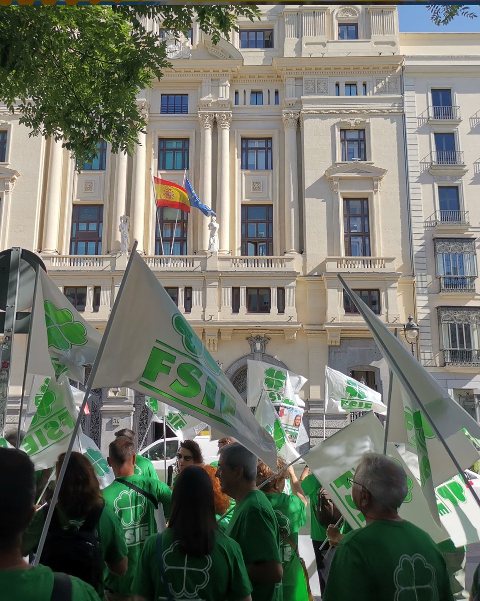 fsiemadrid's tweet photo. 📢 ¡Segunda concentración superada frente al Ministerio de Educación! 📢

Docentes y PAS volvemos a salir a la calle en Madrid para decir NO a la discriminación laboral en la concertada. Gracias a todos los que habéis sumado vuestra voz esta tarde. 

#FSIEmadrid #somofsie https://t.co/GVmaxSCJIM