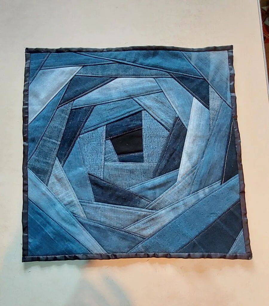 leanbiomecost's tweet photo. Just finished this upcycled denim wall pocket DIY! Saved old jeans from trash and now my stationery has a stylish new home.  #DIYCraft https://t.co/chswJ9CygF