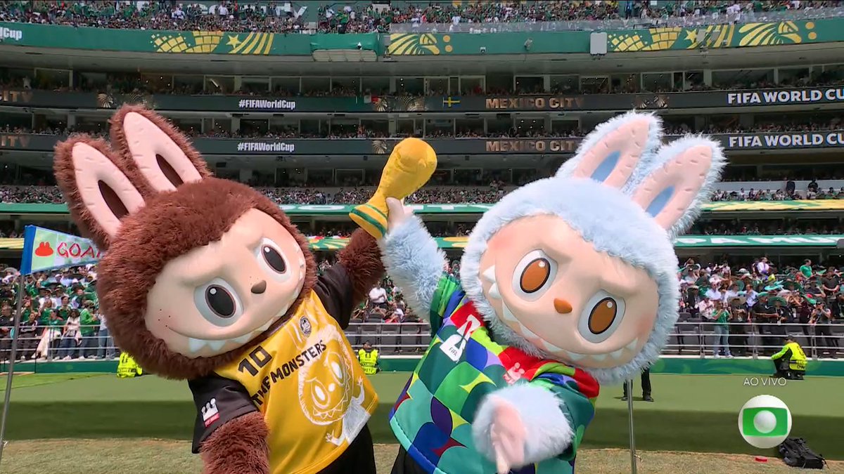 forumeplay's tweet photo. Do nada dois Labubus na abertura da Copa https://t.co/Zj9xOlz5HK