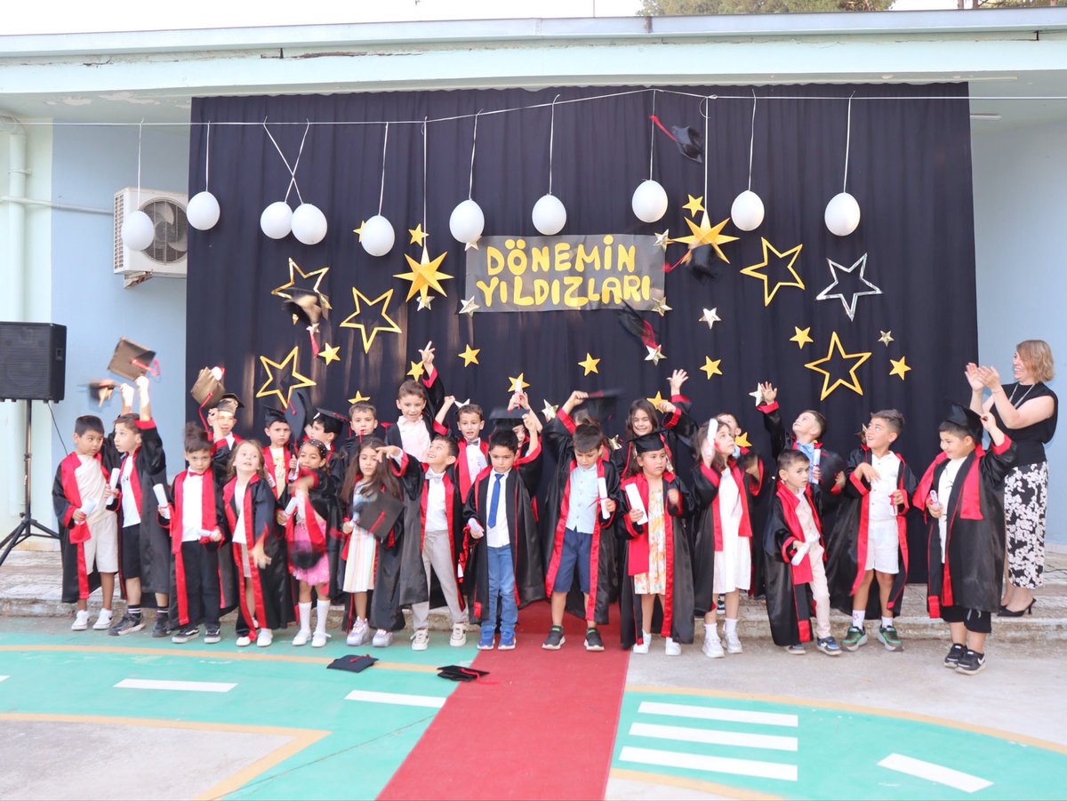 TCKocarli's tweet photo. Kaymakamımız Sn. Ramazan TAŞKIN, 80. Yıl Anaokulu tarafından düzenlenen mezuniyet törenine katıldı.

Minik öğrencilerin mezuniyet sevincine ortak olan Kaymakamımız, öğrencileri tebrik ederek eğitim hayatlarında başarılar diledi. https://t.co/glS4pstSsF