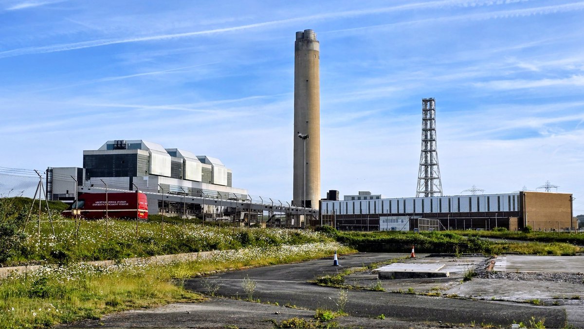 gbjeffen's tweet photo. Oh, no! They have just announced that Aberthaw stack is being demolished at 10am tomorrow. And I need to be in work... 
https://t.co/EWzLZcIBWV https://t.co/3AMQSko0cp