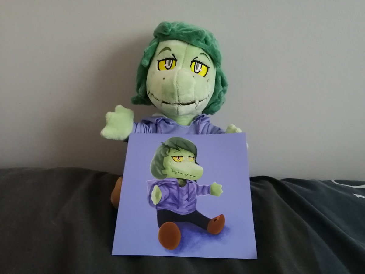 MachacaPigeon's tweet photo. She's here! She's real! And she's so cute! #Iwanihugthatgator #hugthatgator https://t.co/Eq634EX1t1