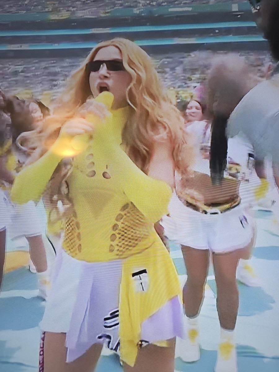 lar0mie's tweet photo. ESA WEONA NO ERA LA SHAKIRA WEOOOOOÓN!! A MI NO ME ENGAÑAAAANNNNN

#mundialdefútbol https://t.co/j2g5P2yOoQ