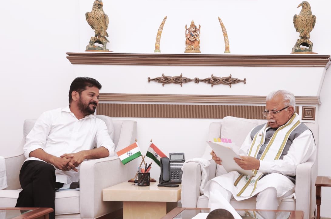 TelanganaCMO's tweet photo. న్యూఢిల్లీ: హైద‌రాబాద్ మెట్రో ఫేజ్‌-2కు స‌త్వ‌ర‌మే అనుమ‌తులు మంజూరు చేయాల‌ని ముఖ్య‌మంత్రి శ్రీ @revanth_anumula గారు కేంద్ర ప‌ట్ట‌ణ వ్య‌వ‌హారాల శాఖ మంత్రి శ్రీ @mlkhattar గారికి విజ్ఞ‌ప్తి చేశారు. ముఖ్య‌మంత్రి గారు ఢిల్లీలో కేంద్ర మంత్రి గారితో స‌మావేశ‌మ‌య్యారు.

✅అత్యంత వేగంగా అభివృద్ధి చెందుతున్న హైద‌రాబాద్ న‌గ‌రంలో 76.4 కిలోమీట‌ర్ల పొడ‌వైన మెట్రో ఫేజ్‌-2 అవ‌స‌రం ఎంతో ఉంద‌ని కేంద్ర మంత్రికి తెలియజేశారు. మెట్రో ఫేజ్‌-2 సాకార‌మైతే న‌గ‌రంలో రాక‌పోక‌లు వేగంగా సాగ‌డంతో పాటు ర‌హ‌దారుల‌పై ర‌ద్దీ త‌గ్గుతుంద‌ని.. సుస్థిరాభివృద్ధికి ఎంత‌గానో దోహ‌ద‌ప‌డుతుంద‌ని వివరించారు.

✅ప‌ట్ట‌ణ వ్య‌వ‌హారాల శాఖ సూచ‌న మేర‌కు అవ‌స‌ర‌మైన స‌వ‌ర‌ణ‌లు చేసి ప్రాజెక్టు డీపీఆర్ స‌మ‌ర్పించిన విష‌యాన్ని ముఖ్యమంత్రి గారు ఈ సందర్భంగా ఖట్టర్ గారికి గుర్తు చేశారు. #HyderabadMetro ఫేజ్‌-2 ఆవ‌శ్య‌క‌త‌ను దృష్టిలో ఉంచుకొని ఇత‌ర శాఖ‌ల నుంచి అవ‌స‌ర‌మైన అనుమ‌తులు ఇప్పించాల‌ని కోరారు.

✅కేంద్ర మంత్రితో జరిగిన సమావేశంలో @TelanganaCS కె. రామకృష్ణారావు గారితో పాటు ఇతర ఉన్నతాధికారులు ఉన్నారు. 
@officeofmlk 
#Telangana #MetroRail