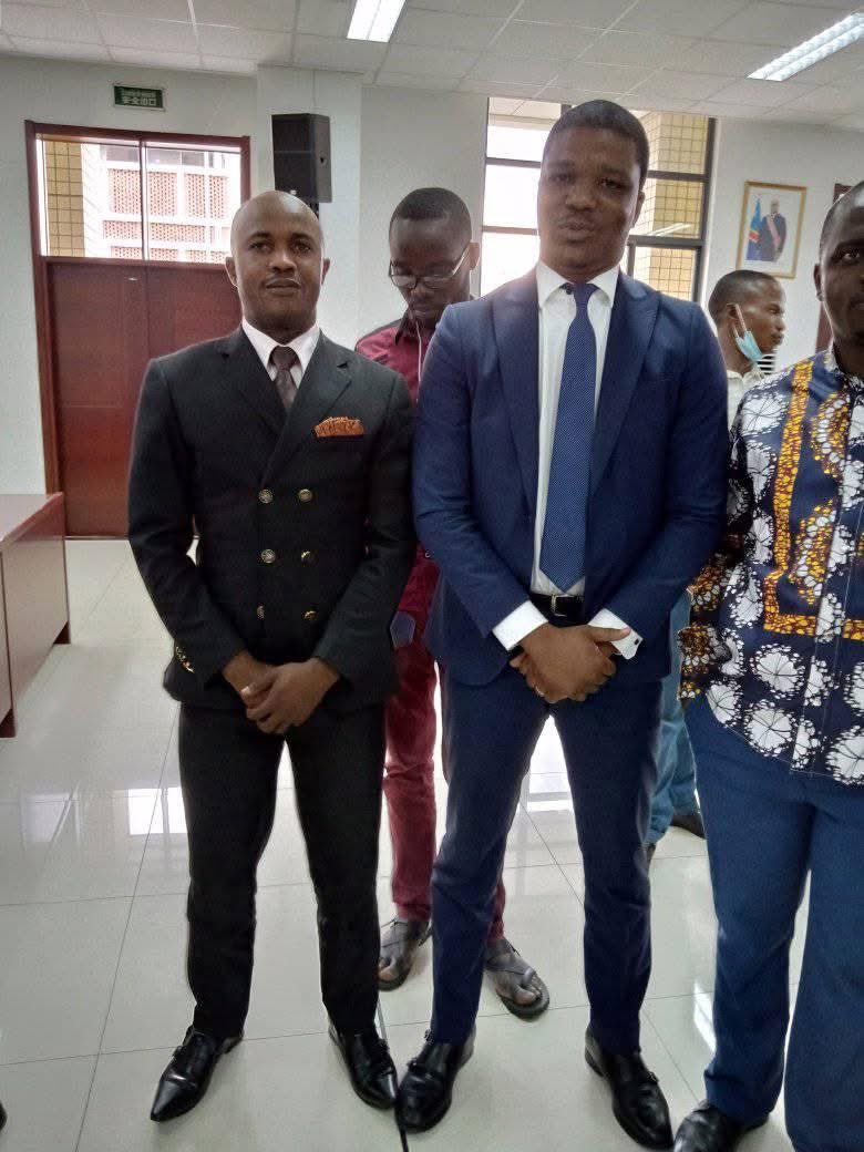 bakadifuilaChri's tweet photo. #HONNEUR_AU_NOUVEAU_DG_ARSP

En ce jour de remise et reprise et de la prise officielle des vos fonctions à la tête de l’Autorité de Régulation de la sous-traitance dans le Secteur Privé ( ARSP) je vous félicite et vous souhaite plein succès Monsieur le DG @juantedbelkas .

J’ai foi en vos compétences et en ce flamme que j’ai une fois vues en vous de bien faire les choses et d’être coté meilleur.

Monsieur le DG Ted, je vous rappelle que ces photos ont été prises en 2021 quand je vous avais accompagné dans une salle de conférence où loge le ministère de l’intérieur en face de l’Assemblée nationale, et dans cette conférence vous aviez parlé en ce temps là  de la Sous-Traitance dans le secteur privé en RDC ( des opportunités dans ce secteur ce que l’Etat perdait et ce que le peuple perdait ainsi que vos propositions pour y remédier).

Dans votre allocation vous aviez déploré l’absence du cadre légal adapté à l’environnement congolais dans ce secteur, les entreprises qui sont Congolaises ne les sont que d’appartenance, alors que les vrais propriétaires sont des étrangers et les congolais ne sont que des commissionnaires, ainsi que le manque de compétitivité sur les marchés des contrats entre les congolais et les étrangers.
 Vous aviez relevé que les congolais ne sont pas assez qualifiés face aux étrangers et l’exemple que vous aviez évoqué en ce temps là était des chauffeurs des poids lourds Tanzaniens qui transportent des minerais au Katanga vers l’étranger qui sont très qualifiés plus que les congolais et quand vous parliez vos propositions ont été à la hauteur pour trouver des solutions face au diagnostic que vous aviez fait dans le temps. Aujourd’hui Dieu vous a mis à l’épreuve pour prouver que vos théories seront conformes aux pratiques que vous allez exécuter dans le bien être des congolais.
Plusieurs sont ceux qui vous attendent sur une glissade pour voir tomber à terre et vous mettre dans le sac où plusieurs incompétents congolais se retrouvent aujourd’hui.

Comme vous l’aviez dit autre fois sur Top Congo: « j’aime la politique, car sa magie me permettra, par mes décisions de toucher positivement la vie des plusieurs congolais… » aujourd’hui la nature vous envoie le défi cher @juantedbelkas , faites la différence. La dignité et l’honneur valent beaucoup mieux que l’enrichissement illicite et les décisions injustes. 
Servez les congolais cher DG.
Encore une fois mes sincères félicitations 🎉🍾 

@FelixUdps 
@Presidence_RDC @pap_mas