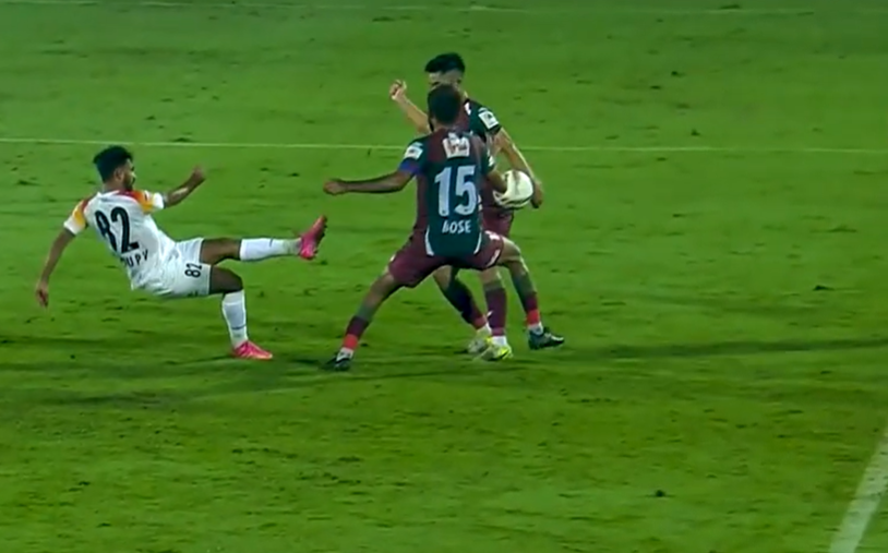 Titash__13's tweet photo. @mausum_c @blundertactics 13 ta match e 9ta pen toh? penalty toh part of the game. Keu bolte parbe na ekta pen neyjjo noy!
on the other hand last yr SG champion hobar somoy onek ulto palta decisions deya hoyeche...one of them being Apuia's handball. clear goal socring chance chilo! https://t.co/kNCcerdsXr