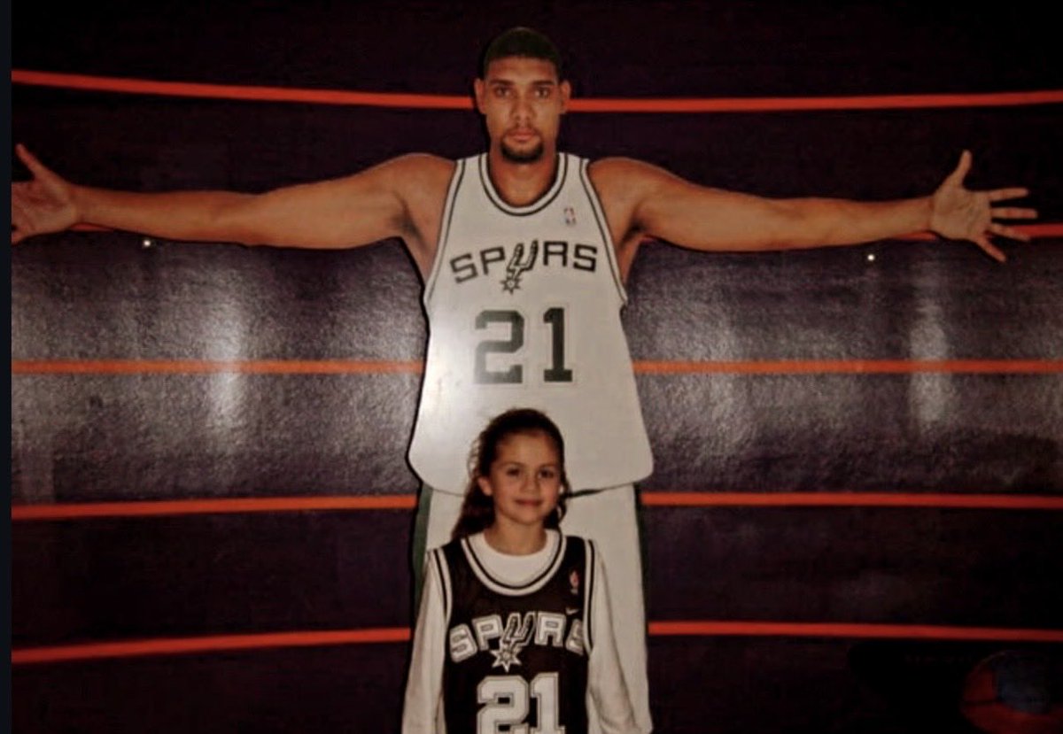 selenagomezbr's tweet photo. Fã declarada do San Antonio Spurs desde pequena! 🏀🤍

Selena Gomez compartilhou em seus Instagram Stories registros de sua infância e adolescência, mostrando que sua torcida pelo time é fiel há anos. ✨ https://t.co/61lYwL0gS9