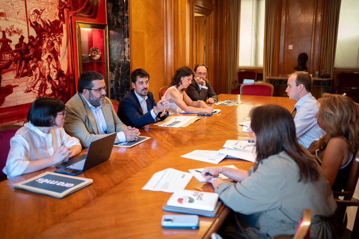 MesperMenorca's tweet photo. ✈️Presentam la llei d’@aramesIB per a la cogestió dels aeroports de les #IllesBalears a diverses forces polítiques del Congrés

💺Avançam en la defensa d’uns aeroports al servei dels residents i sobre els quals puguem determinar un sostre de vols i passatgers.

#MenorcaPerViure💚 https://t.co/bMLeBH93Vy