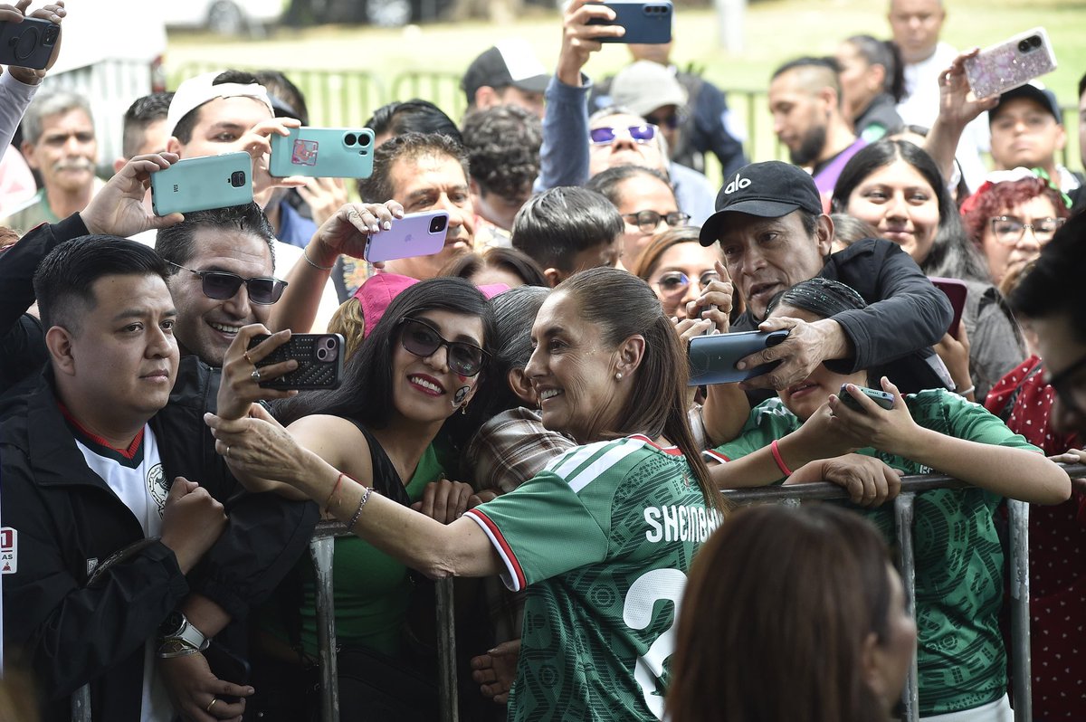 bethcastilloo's tweet photo. Otra vez quedaron como tontos los que decían que iban a “abuchear” a la presidenta.

Claudia Sheinbaum junto a su pueblo siempre. 🇲🇽❤️ https://t.co/2QHDu6rsYh