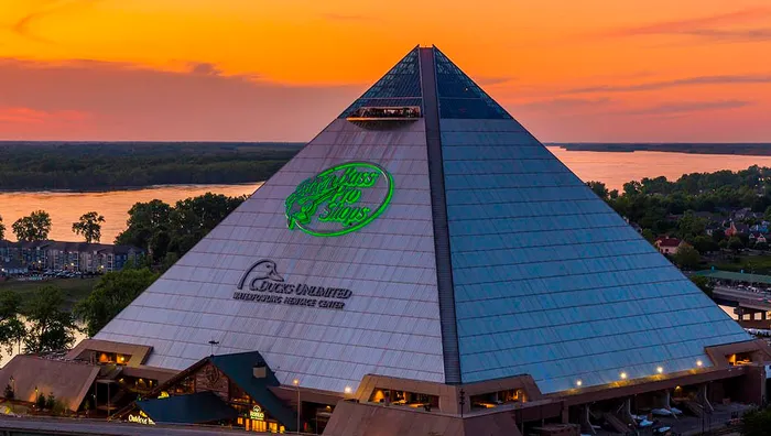 guy_pharm's tweet photo. @FreddyLA7 It is a slight tragedy that he probably won't be headed to Memphis. Where you can see the Bass Pro Shop in its final form. https://t.co/eLWF9uLAkK