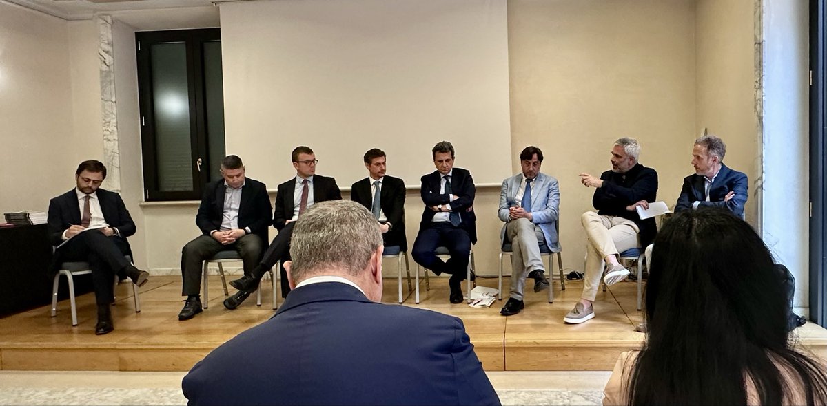 FemcaCISL's tweet photo. 🙇🏻‍♂️🙇🏼‍♀️Come orientare l'azione sindacale, aziendale e politica a partire dall'analisi delle buone pratiche della #contrattazionecollettiva in un mercato del lavoro in continua trasformazione? Se lo è chiesto #Adapt nel corso della Prima Giornata italiana della contrattazione collettiva, organizzata dalla stessa Associazione per gli Studi Internazionali e Comparati sul Diritto del lavoro e sulle Relazioni industriali.

🗣️Il Segretario Generale #SebastianoTripoli è intervenuto nel workshop sul tema della #produttività e delle misure di incentivazione, in particolare sulla #manifattura 

🤝“La #partecipazione anche economica alle sorti dell’azienda – ha affermato il Segretario della #Femca -  è un presupposto dell’aumento di #produttività 

👉🏻Come adattare la contrattazione di secondo livello rispetto ai #ccnl? Dobbiamo farlo in maniera sartoriale, soprattutto nel #manifatturiero

👥Al confronto hanno partecipato tra gli altri #MaurizioDeCarli – Responsabile Dipartimento Relazioni Sindacali #CNA, #SebastianoBergonzoni – Manager P&C Labor Relations #PhilipMorris e #NicolaDErario – Direttore Lavoro e Competenze #Farmindustria

📑In occasione di questa prima giornata, Adapt ha presentato il XII Rapporto sul tema, realizzato a partire dai contratti raccolti nella banca dati #Farecontrattazione
📚Il report offre una lettura sistematica e comparata dei contratti collettivi, nazionali e aziendali, stipulati in Italia