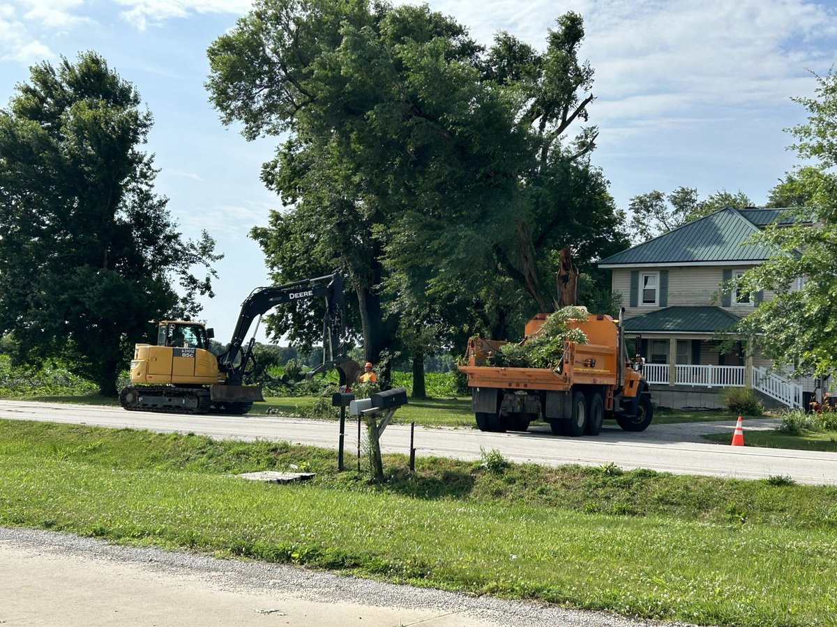 IDOT_Illinois's tweet photo. Yesterday’s storms and overnight weather have impacted parts of Illinois, causing power outages and several road closures due to downed trees and power lines. More storms are on the way today and tonight, with threats of damaging winds, large hail, tornadoes, and flash flooding. https://t.co/Os3PDWVom0