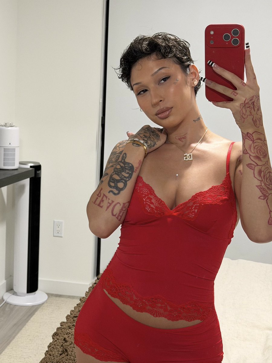 mouxielic's tweet photo. lady in red. https://t.co/X8IZADotLJ