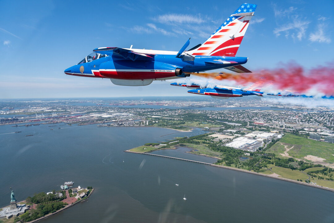 CEMA_FR's tweet photo. À quelques minutes du coup d’envoi du Mondial 2026 de football sur le continent américain, tandis que la @PAFofficiel participe aux célébrations des 250 ans de l’Indépendance 🇺🇸, nous avons tout pour porter haut nos couleurs 🇫🇷, en équipe #allezlesbleus ⚽️ https://t.co/dsUPpnVnt5