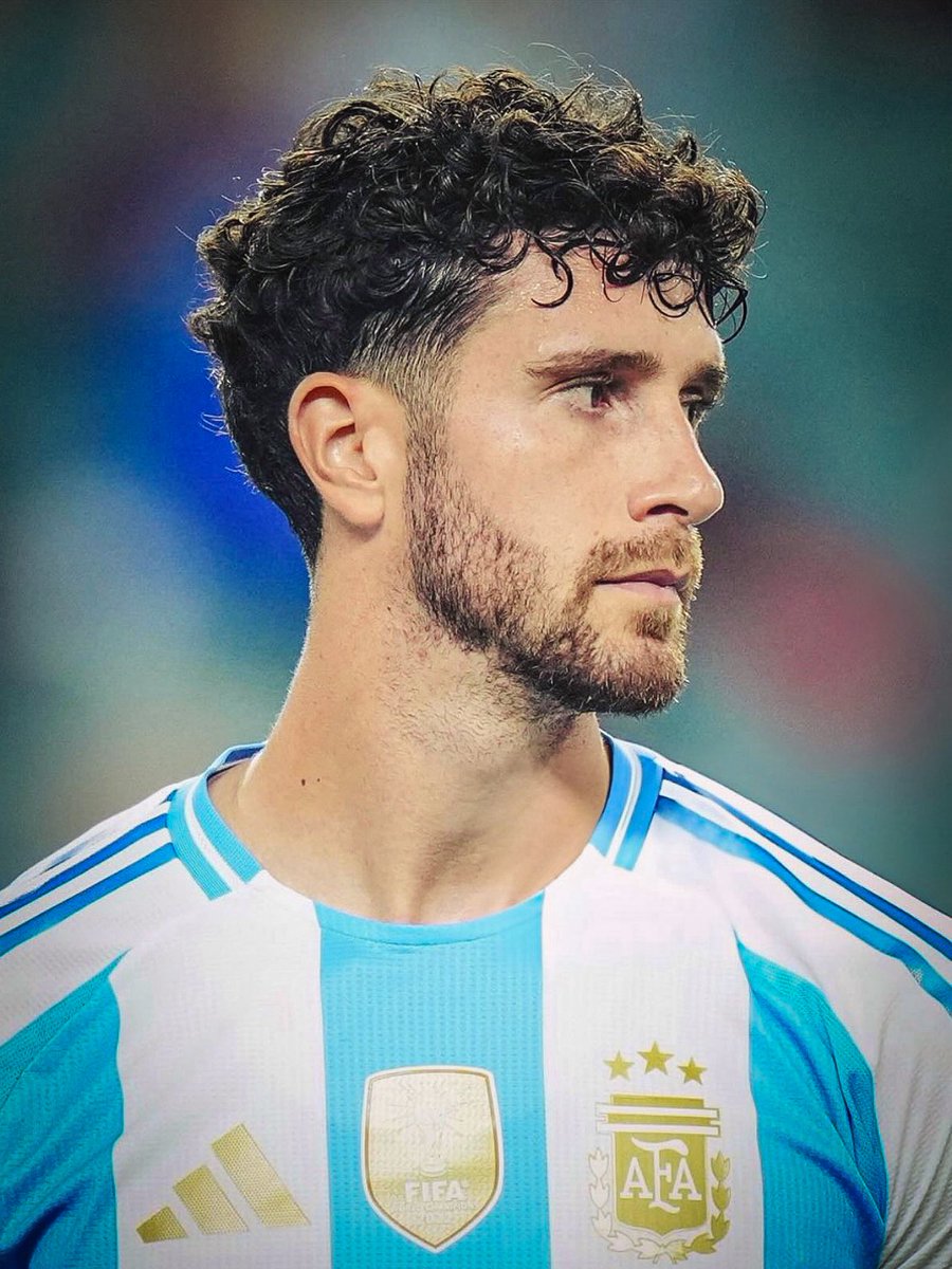 AFASeleccionEN's tweet photo. Marcos Senesi joins the Argentina squad for the 2026 FIFA World Cup 🏆🇦🇷 https://t.co/jw6DrjklKM