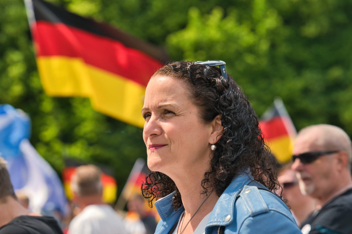 Nicole_Hoechst tweet picture