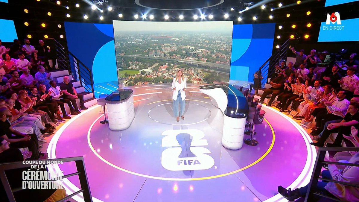 leshowbizdelatv's tweet photo. 23h00 hier soir le plateau était totalement chocolaté avec #LePrimeDesVérités 19h00 aujourd’hui tout est propre pour #LeMag de #LaCoupeDuMonde 😅 https://t.co/dtAlvE5fqc