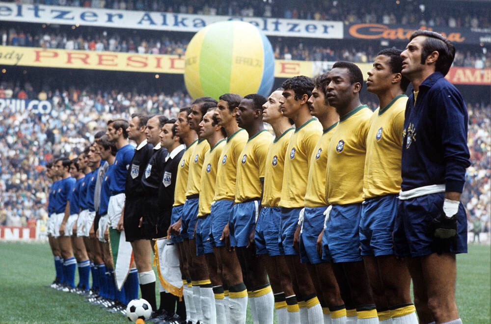 SpheraSports's tweet photo. Aura era esto, queridos. Hay más magia, carisma y mística en estas cuatro instantáneas que en todo el Mundial de Clubes del pasado verano. El Estadio Azteca no es un estadio, es un ser mitológico con personalidad propia. Un gigante de hormigón que hoy, 11 de junio de 2026, volverá a rugir en un Campeonato del Mundo tras 40 años dormido. Fin al gran letargo. Se oye ya un bostezo que ilusiona y te reconcilia con este deporte.

Durante décadas la Sagrada Familia de los Mundiales siempre la integraron Pelé, Maradona y el Estadio Azteca. La Santísima Trinidad de los Campeonatos del Mundo clásicos. ‘Pelé’ se hizo leyenda en ese tapete hace 56 años y Diego Armando Maradona cimentó su gloria en ese lugar sagrado hace 40. Edson y Diego ya no están, el culto al 10 tampoco, pero el Azteca ahí sigue, aguanta y permanece en pie. Impasible y esperando durante años para volver a erupcionar ante un mundo que hoy le observa tras décadas de olvido e indiferencia. 

Ese recinto era nostalgia y cultura deportiva, hoy es rabiosa actualidad. Este jueves millones de jóvenes que ven el fútbol a golpe de viral en Tik Tok y que entendían ‘el Azteca’ como un fantasma de un pasado que no les atañe, van a entender realmente lo que un simple estadio de fútbol puede llegar a representar.

Lo vas a flipar, ‘bro’. 
Palabra de ‘boomer’. 

✍️ @Borja_Pardo